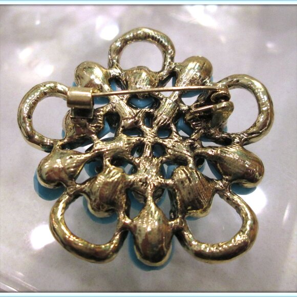 TURQUOISE VINTAGE HANDCRAFTED GEMSTONE LADIES CHARM BROOCH  TURQUOISE VINTAGE HANDCRAFTED GEMSTONE LADIES CHARM BROOCH PIN